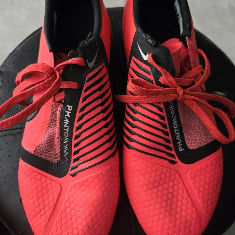 Nike Phantom Venom Red and Black Soccer Shoes 6.5m/8w